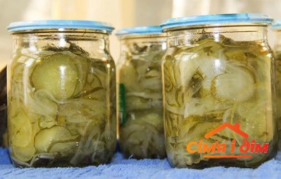 Консервовані салати з огірків на зиму: чотири рецепти від господинь