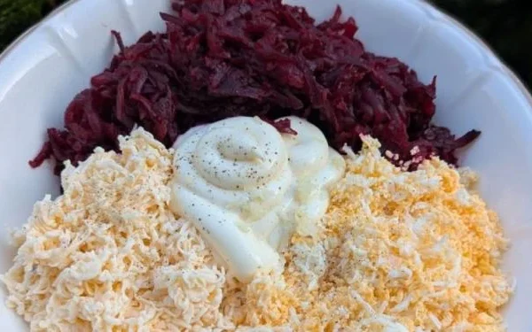 Бурячок у вершковій шубці: салат з яйцями та плавленим сирком