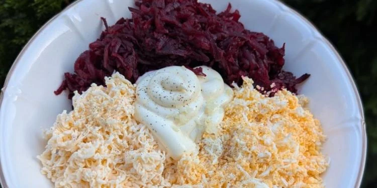 Бурячок у вершковій шубці: салат з яйцями та плавленим сирком